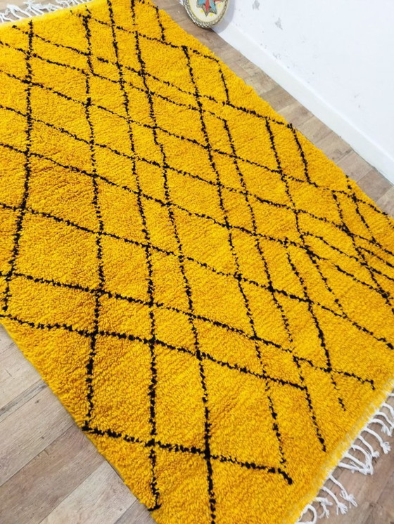 Image 1 of Alfombra bereber color amarillo mostaza – Alfombra marroquí hecha a mano con estampado de cuadros negros (286 × 200 cm)