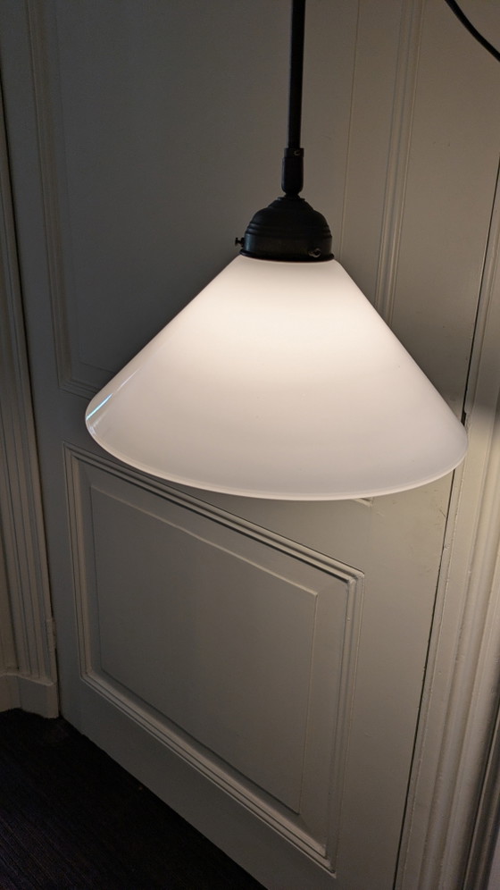 Image 1 of Deux suspensions identiques, abat-jour en verre opalin blanc, années 1920/1930