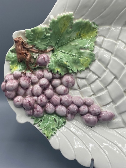 Grand plat en faïence italienne – Décor de vigne et de raisins en relief – Fabriqué en Italie – servies (photo 2 of 7)