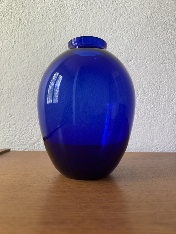Image 1 of Jarrón Art Decó de vidrio soplado cobalto