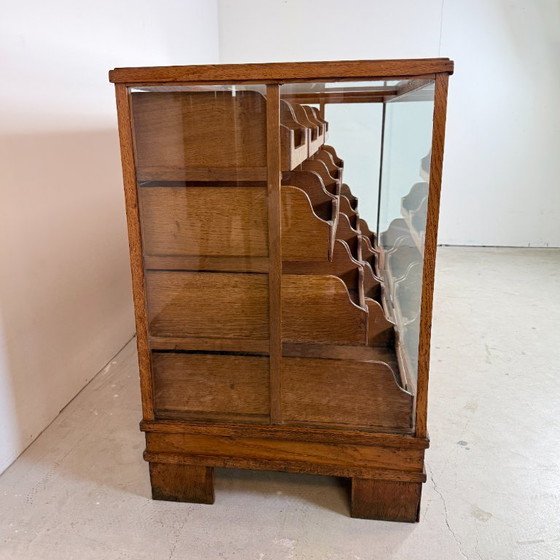 Solid Oak Shop Counter with 16 Drawers & Glass – c. 1940 – Display cabinets, Wood (photo 9 of 15)