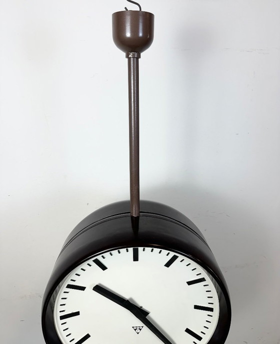 Image 1 of Grote industriële bakelieten dubbelzijdige fabrieksklok van Pragotron, jaren 50