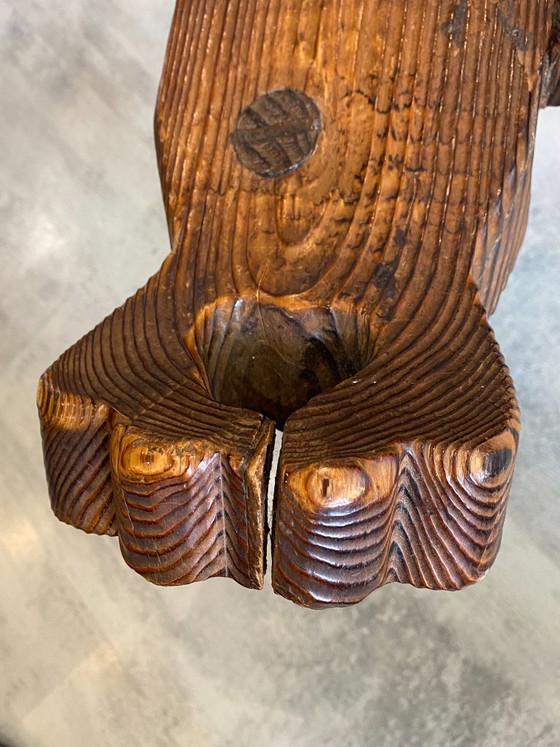 Image 1 of antieke brutalistische driepootstoel n2 gesneden massief hout