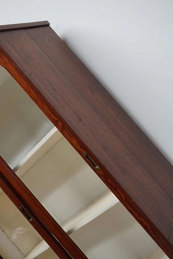 Image 1 of Grand meuble d'apothicaire/vitrine ancien belge en pin pitchpin, vers 1900