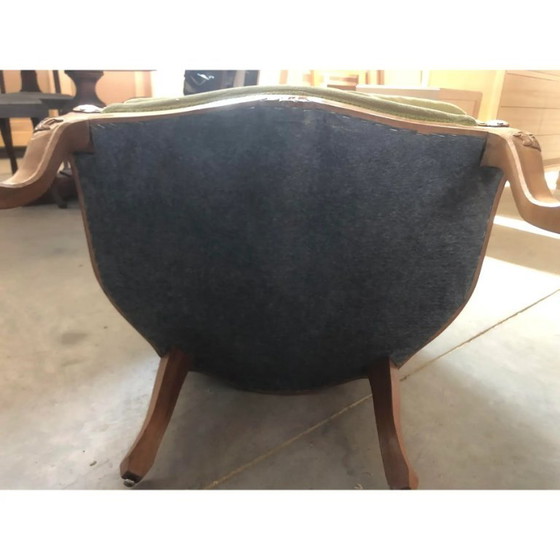 Image 1 of Ensemble trois pièces comprenant un fauteuil et un canapé en noyer de style italien, datant du milieu du XXe siècle.