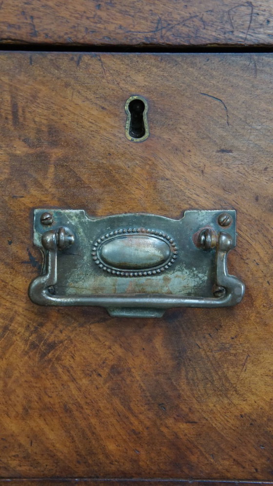 Image 1 of Gran cómoda antigua inglesa doble de principios del siglo XIX con 5 cajones.