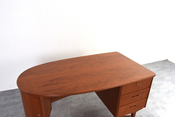 Image 1 of Bureau van organisch teakhout uit het midden van de 20e eeuw van Sola Møbler, jaren 60.