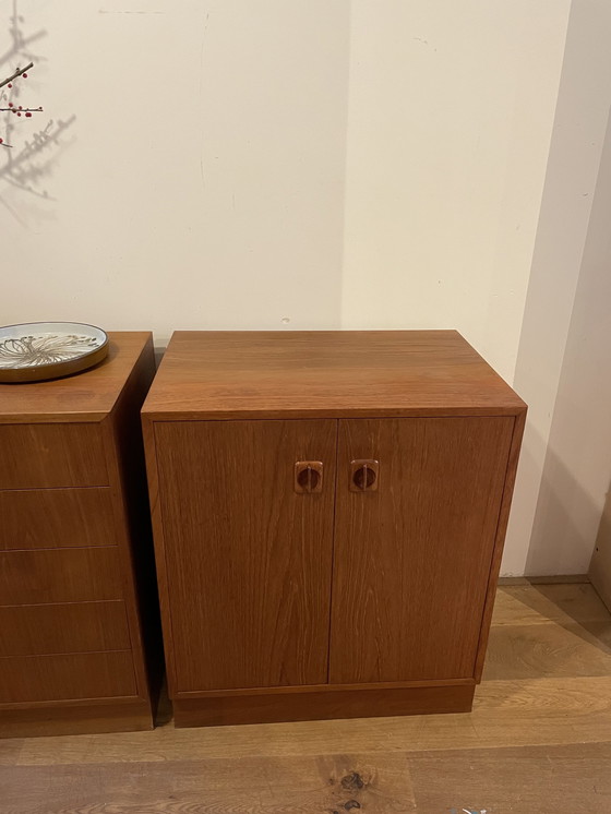Image 1 of Twee vintage kastjes eikenfineer uit Denemarken vintage ladekast en kastje met deuren 