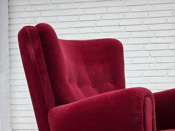Image 1 of Años 60, sillón danés, muebles de terciopelo rojo cereza, patas de madera de haya, retapizado.