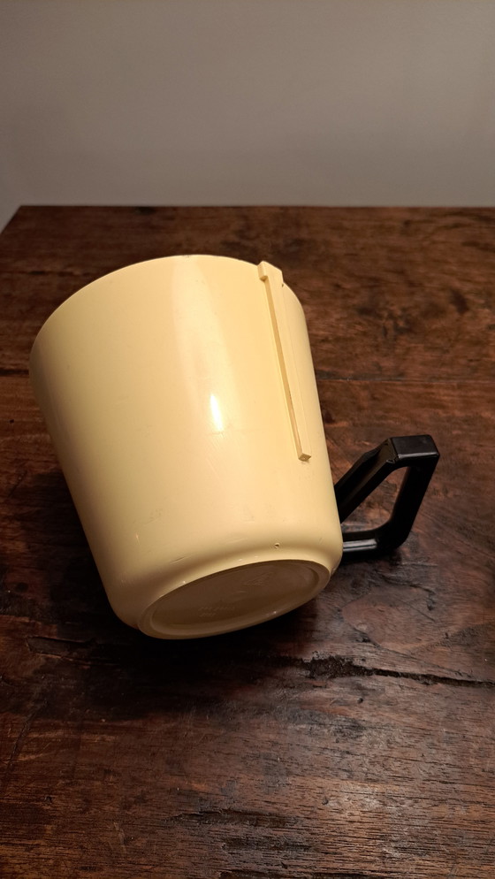 Image 1 of 2 jarras negras y amarillas (grande y pequeña) de melamina