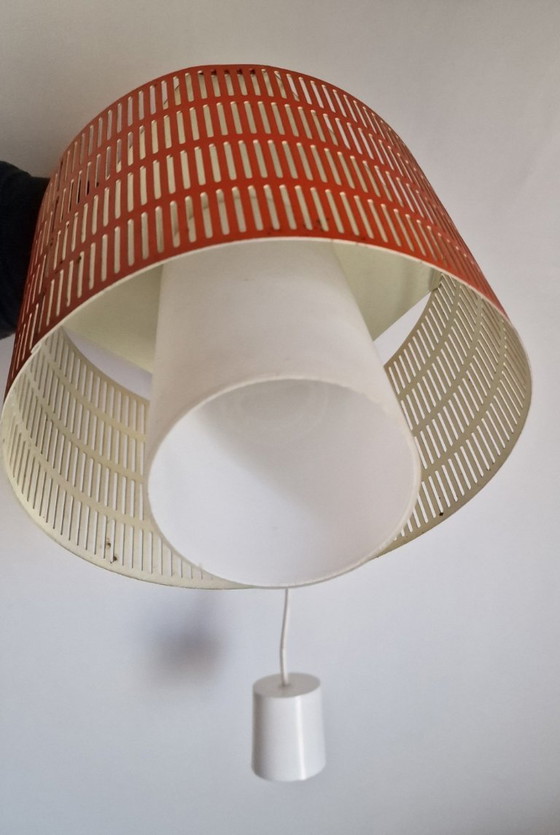 Image 1 of Vintage koraalkleurige opengewerkte metalen hanglamp