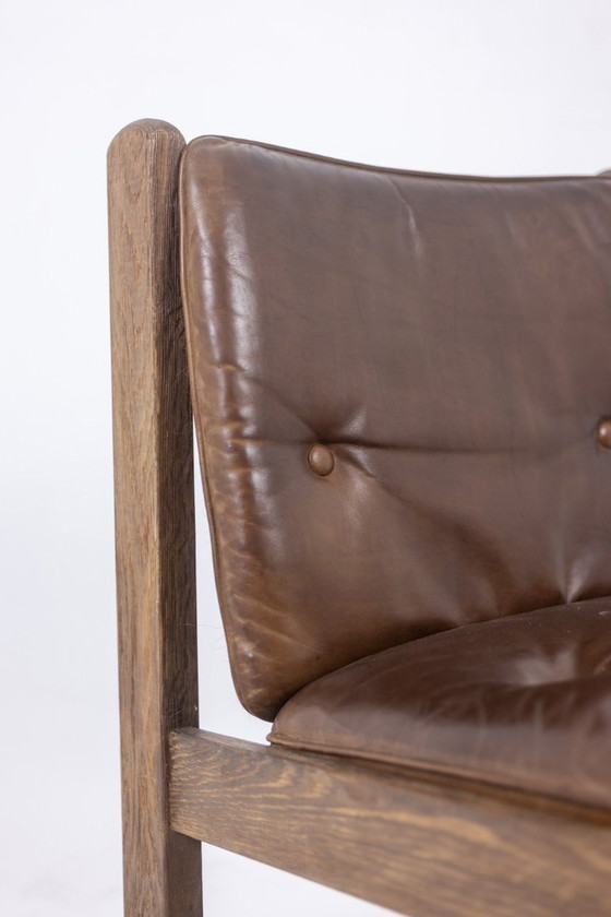 Image 1 of Paar eikenhouten loungestoelen, bekleed met leer. Gemaakt in de jaren 60.