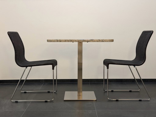 Design-Essplatz | Granittisch nach Maß + 2 FLY Peddigrohr-Stapelstühle