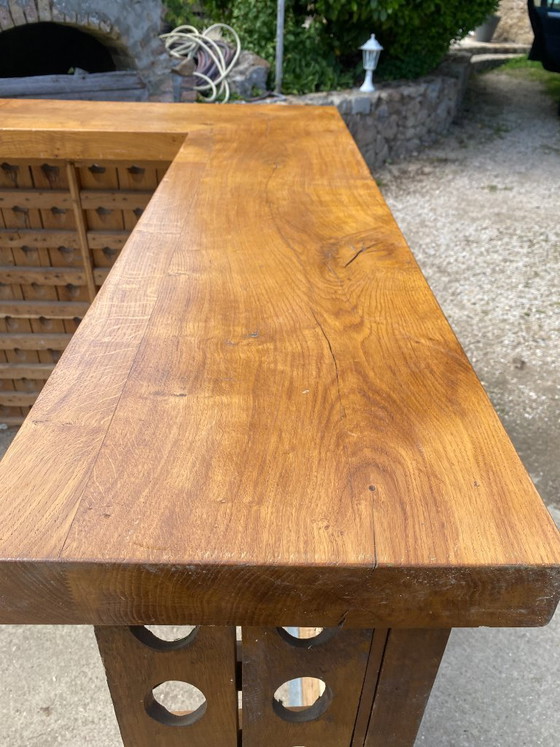 Image 1 of Barra esquinera en forma de L, de madera maciza de nogal, con mostrador/bar/zona de recepción de estilo profesional, circa 1950.