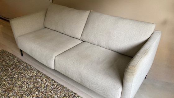 Sofá de 2,5 plazas, textil beige, Manon van Jamé, Sofás de 2 plazas, Metal, Modern (foto 2 de 6)