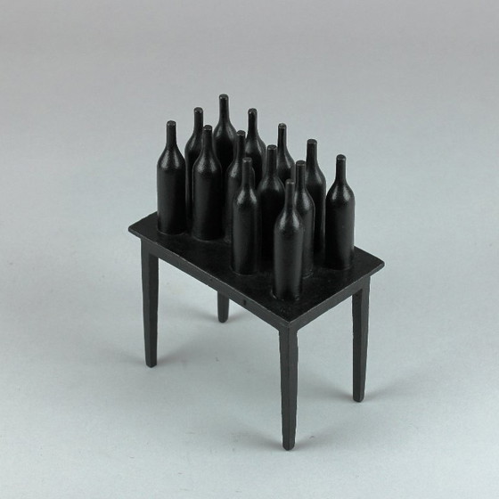 Image 1 of Mario Avati (1921-2009) - Table avec bouteilles - 1978 - sculpture en bronze - édition à 100 exemplaires - Edizione Olivetti