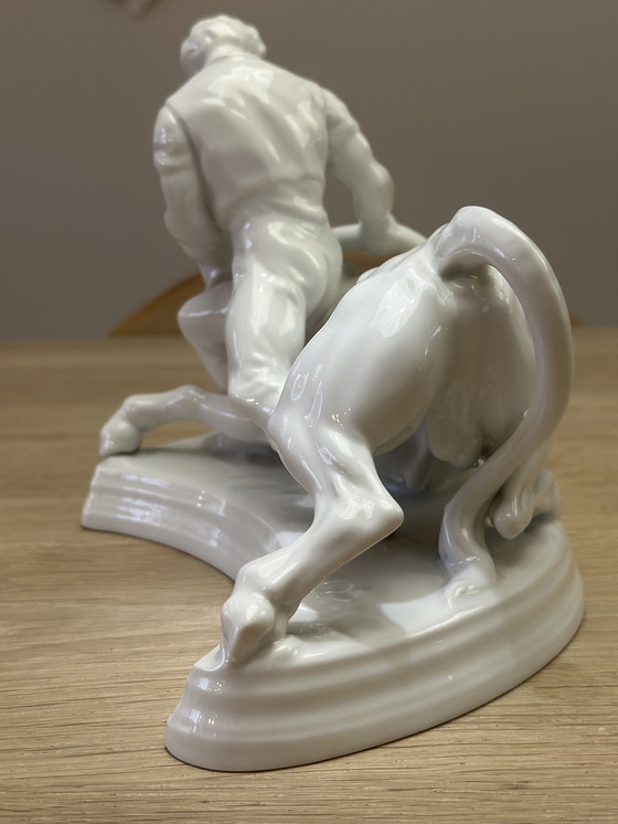 Image 1 of Scultura in porcellana d'epoca – toro con figura – manca un corno – classico oggetto decorativo bianco