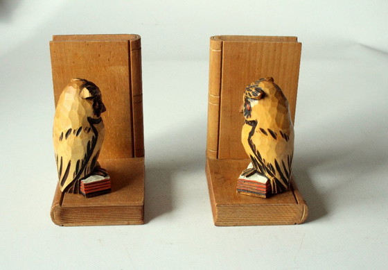 Image 1 of 2 handgesneden houten boekensteunen met uilen - jaren 1950