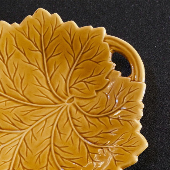 Image 1 of Große, antike Schmuckschale aus ockerfarbenem Steingut mit Blattmuster.