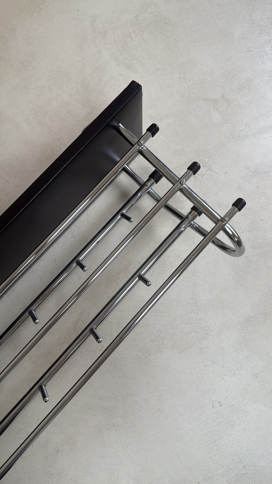 Image 1 of Perchero de pared de los años sesenta con estructura tubular cromada y tapizado de polipiel negra.