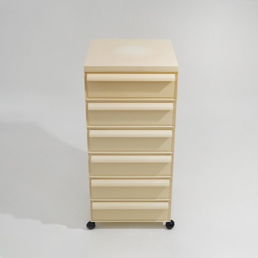 Cómoda modular diseñada por Simon Fussell para Kartell, década de 1970.