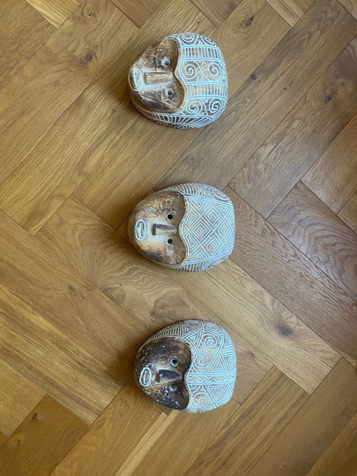 De beaux masques en bois