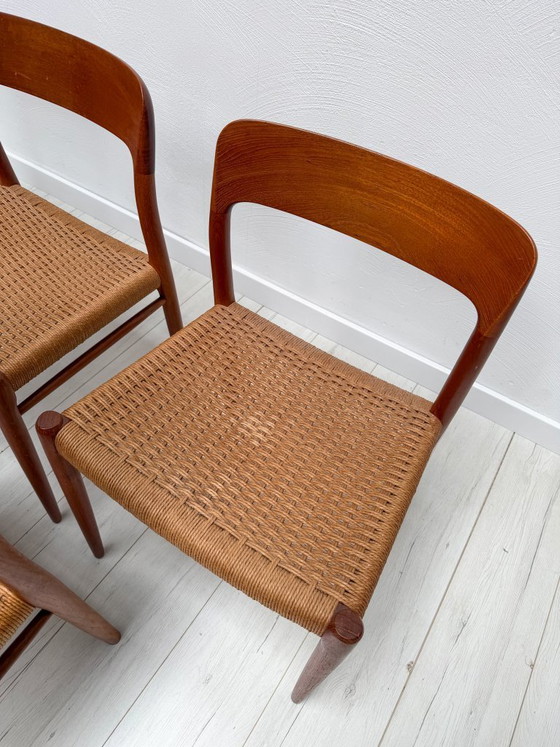 Image 1 of Set van 6 Deense teakhouten eetkamerstoelen nr. 75 van Niels Otto Møller voor JL Møller – jaren 1950 Papercord stoelen