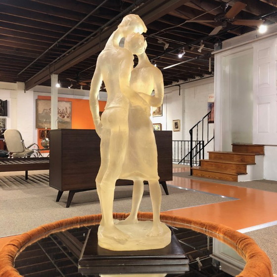 Image 1 of Scultura in resina firmata in stile René Lalique raffigurante due amanti, alta 81 cm