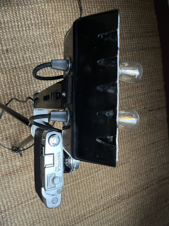 Original Yashica camera on a tripod with large flash (mains powered) – Decorative Objects, Glass, Metal (photo 4 of 15)