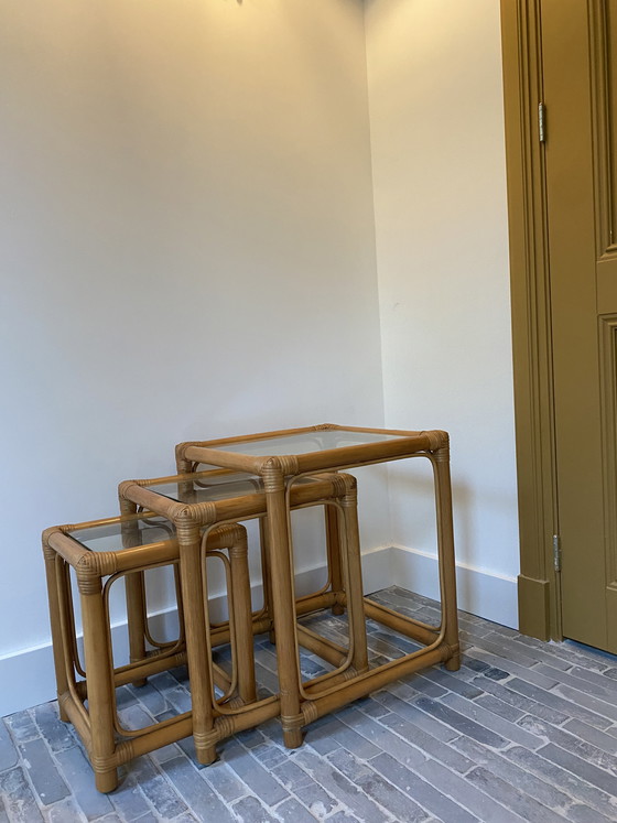 Image 1 of Ensemble de 3 tables d'appoint vintage en bambou (empilées) avec plateau en verre