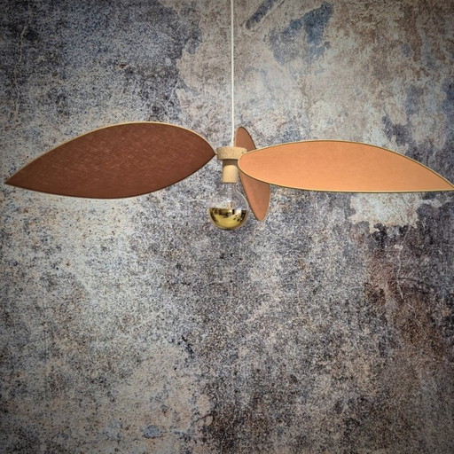 Hängeleuchte Blume, Modell Alba, 3 Blütenblätter goldfarbene Metallstruktur und Stoff (Farbton nach Wunsch)