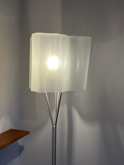 Die Stehleuchte Artimide Logico wurde von M. De Lucchi und G. Reichert entworfen.