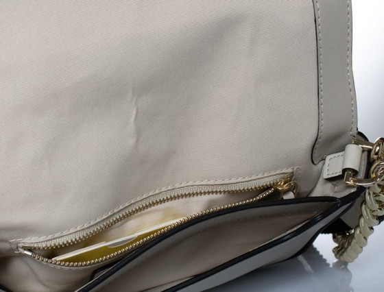 Image 1 of Borsa a tracolla Marc Jacobs, modello J Marc, nei colori beige e nero.