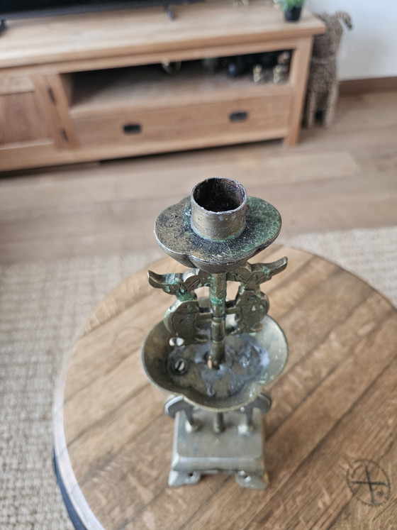 Image 1 of Zeldzame Grote Koreaanse Messing Altaarkandelaar (40 cm) – Met Blauwe Oogjes