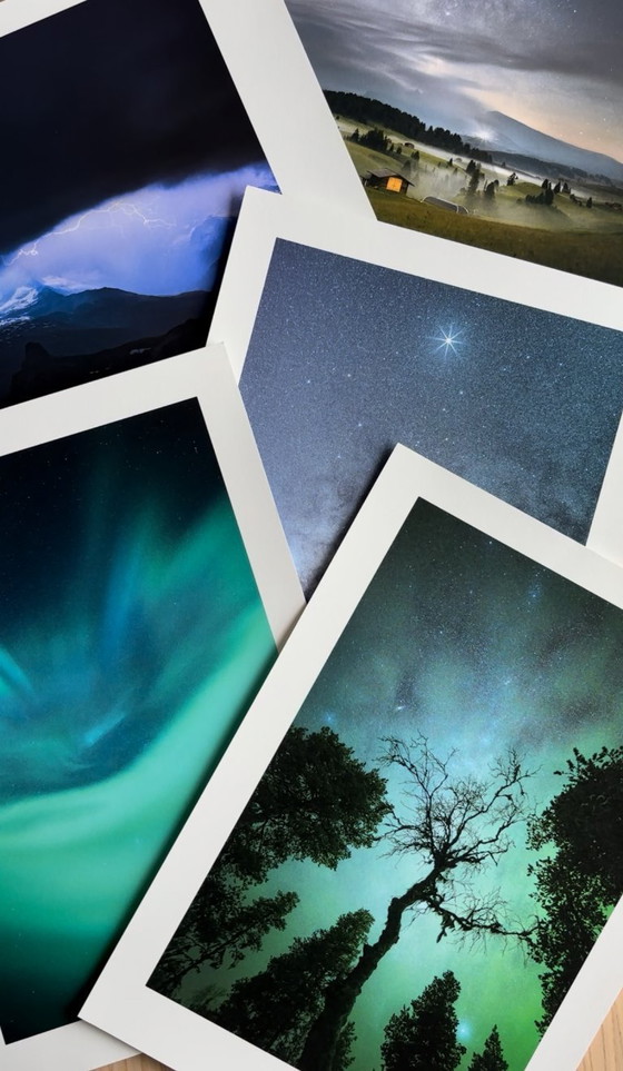 Image 1 of Arbre sous les aurores boréales et la Voie lactée, tirage en édition limitée 30x40cm