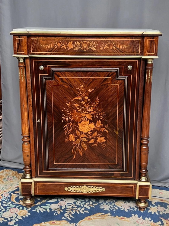 Elegante commode in Napoleon III-stijl met fraai inlegwerk, verguld bronzen beslag en een marmeren blad. (photo 3 of 9)