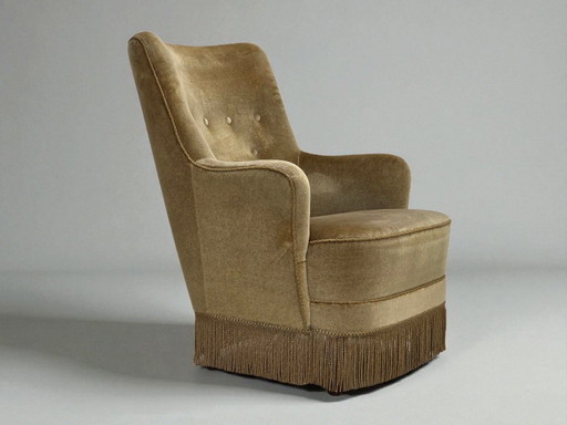 Poltrona danese con schienale alto, anni '70, rivestimento in velluto verde chiaro.