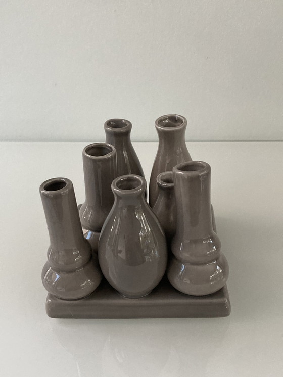 Image 1 of Vaasjes Vaas Op Een Vierkante Ondergrond