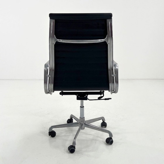 Silla de escritorio Eames EA119 de cuero, diseñada por Charles y Ray Eames para ICF, década de 1970. (photo 4 of 10)
