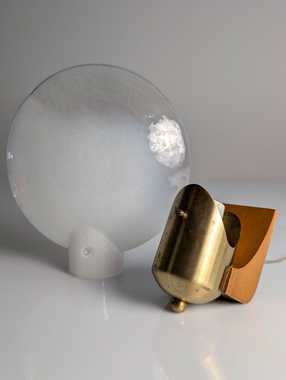 Image 1 of Vintage wandlamp van hout, messing en tweekleurig glas, Italië, jaren 70