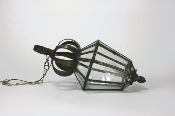 Paar kleiner Hängelaternen aus Messing mit mattiertem Glas – polygonale Kuppelform, italienischer oder (photo 5 of 6)