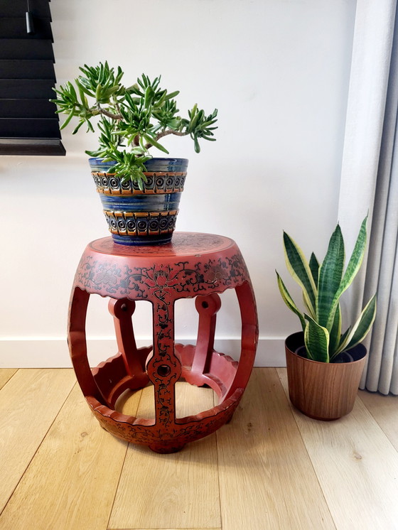 Image 1 of Chinees Houten Krukje of Bijzettafeltje, Laqué Rode Kleur, Versierd Floraal Decor