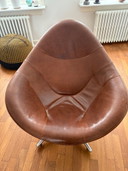 Poltrona Label Hidde con base girevole in pelle di Yak