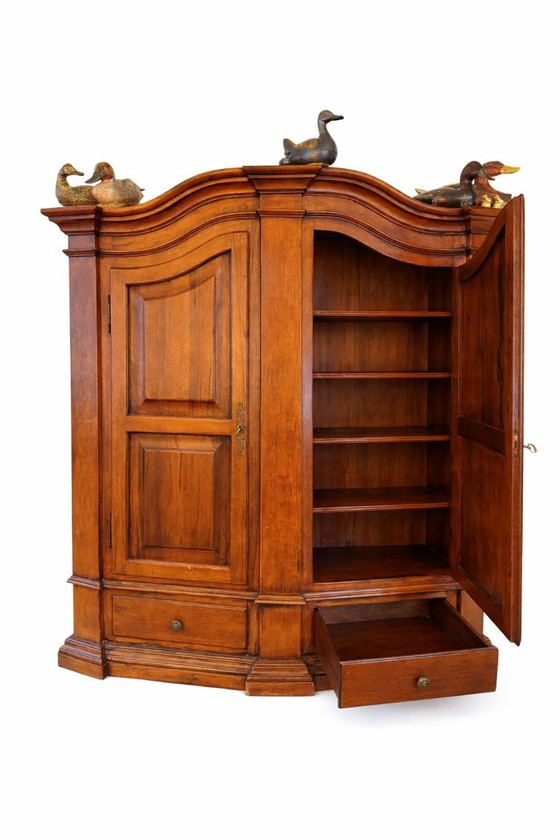 Image 1 of Wohnzimmerschrank aus massivem Walnussholz mit Flügeltüren und zwei Schubladen im Stil der französischen Provence