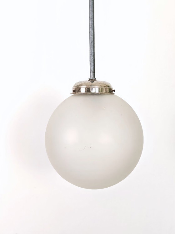 Image 1 of Hanglamp in Bauhaus-stijl uit het midden van de 20e eeuw / Vintage industriële schoollamp / Minimalistische bol van mat glas