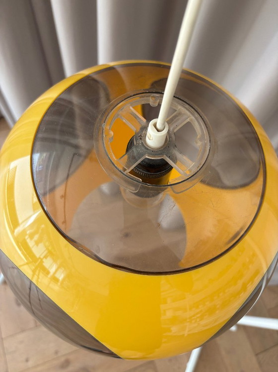 Lampada a sospensione vintage anni '70 a forma di UFO giallo con occhi di insetto, stile Space Age. – Massive (photo 5 of 14)