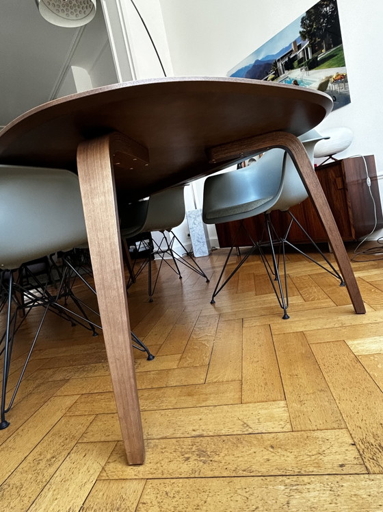Image 1 of Tavolo da pranzo Gubi - Ovale - Colore noce - Stile danese