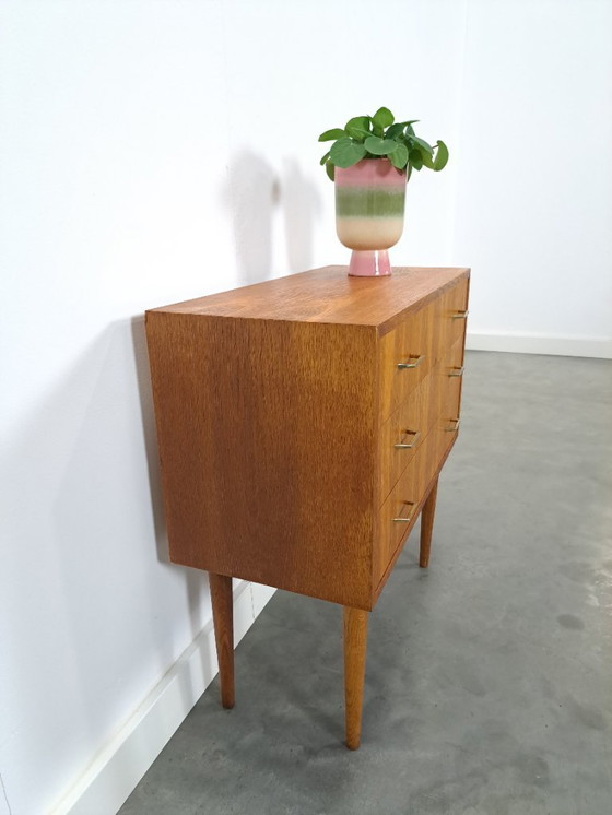 Image 1 of Cómoda danesa con patas altas y tiradores dorados.