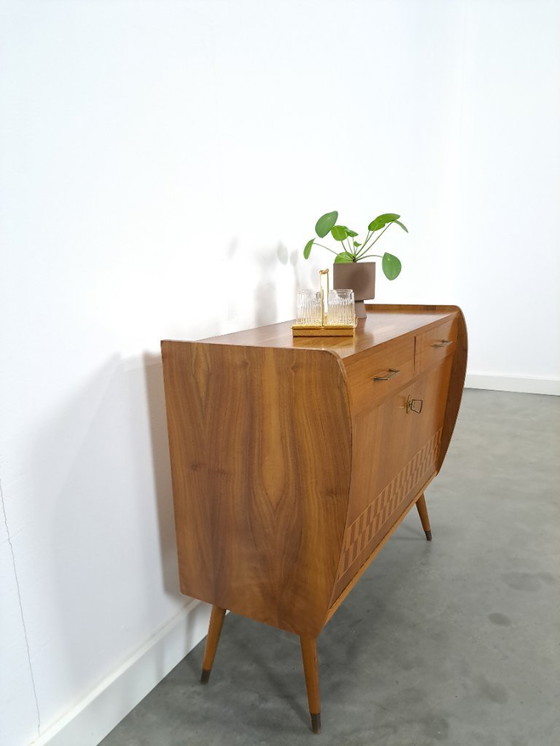 Image 1 of Kastje met geblokt fineer en messing grepen en poten