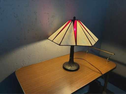 Lampada da tavolo Honsel stile Tiffany, paralume in vetro crema e rosso, anni '70